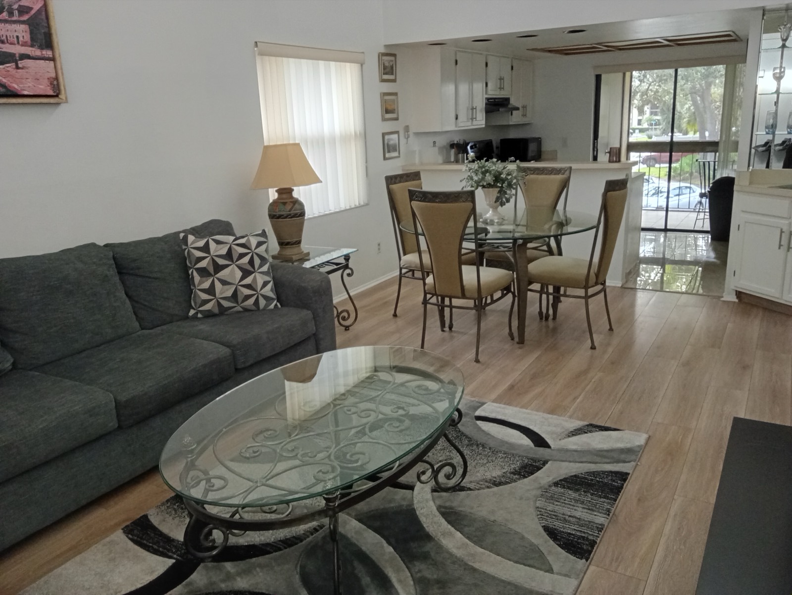 124 Woodlake Wynde living room