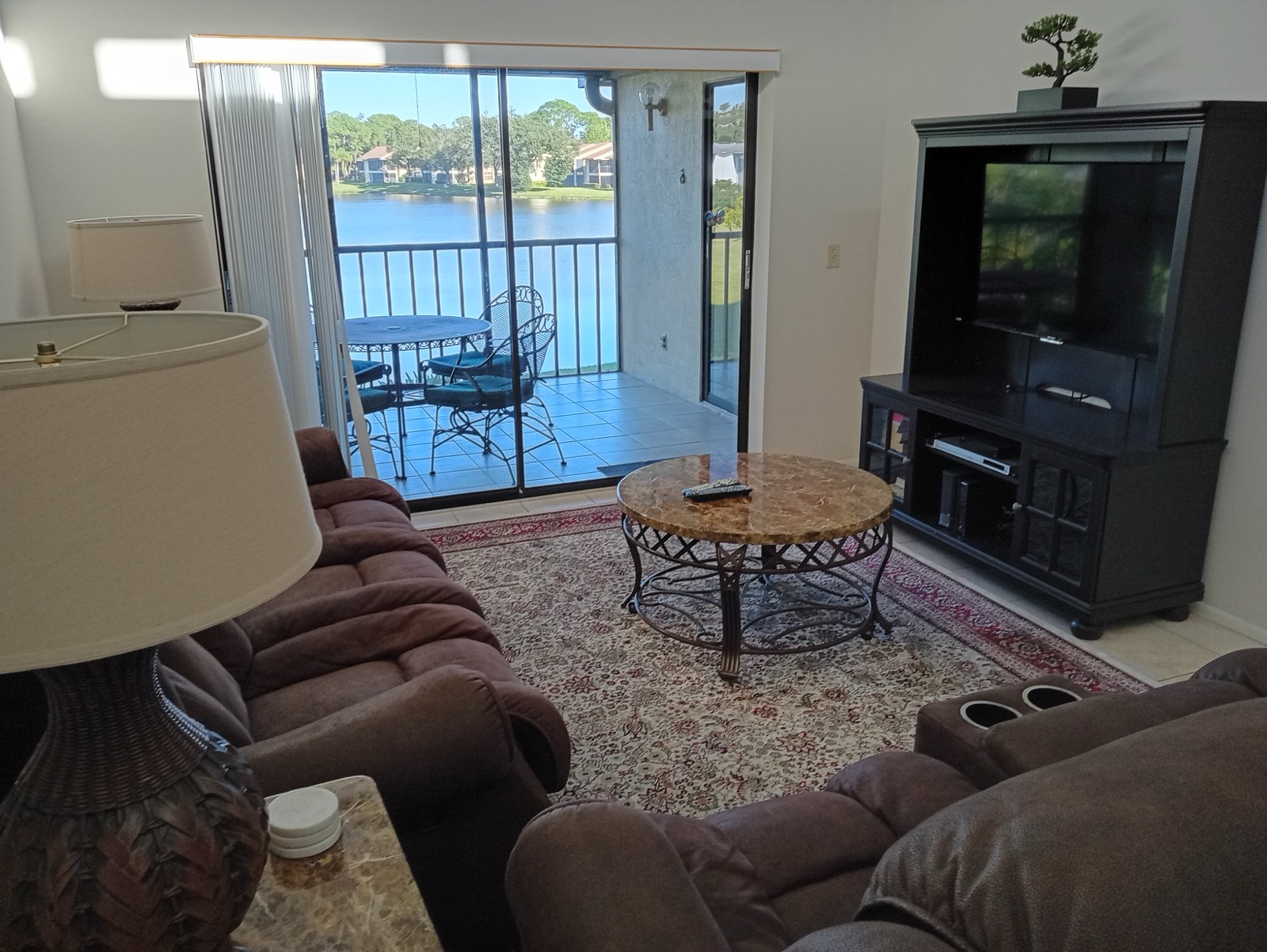 336 Woodlake Wynde living room